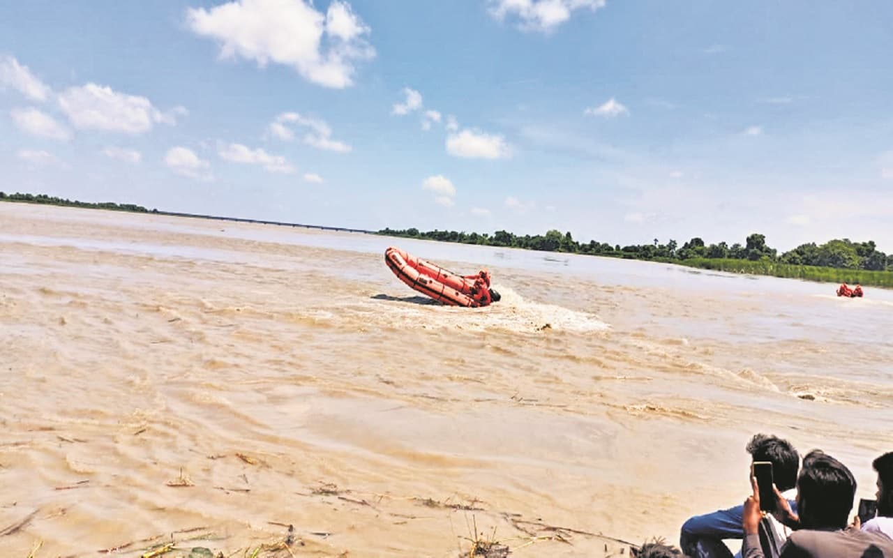 बिहार में 24 घंटे के अंदर डूबने से डेढ दर्जन से अधिक लोगों की मौत, कई शव नदी की तेज धार में बहे
