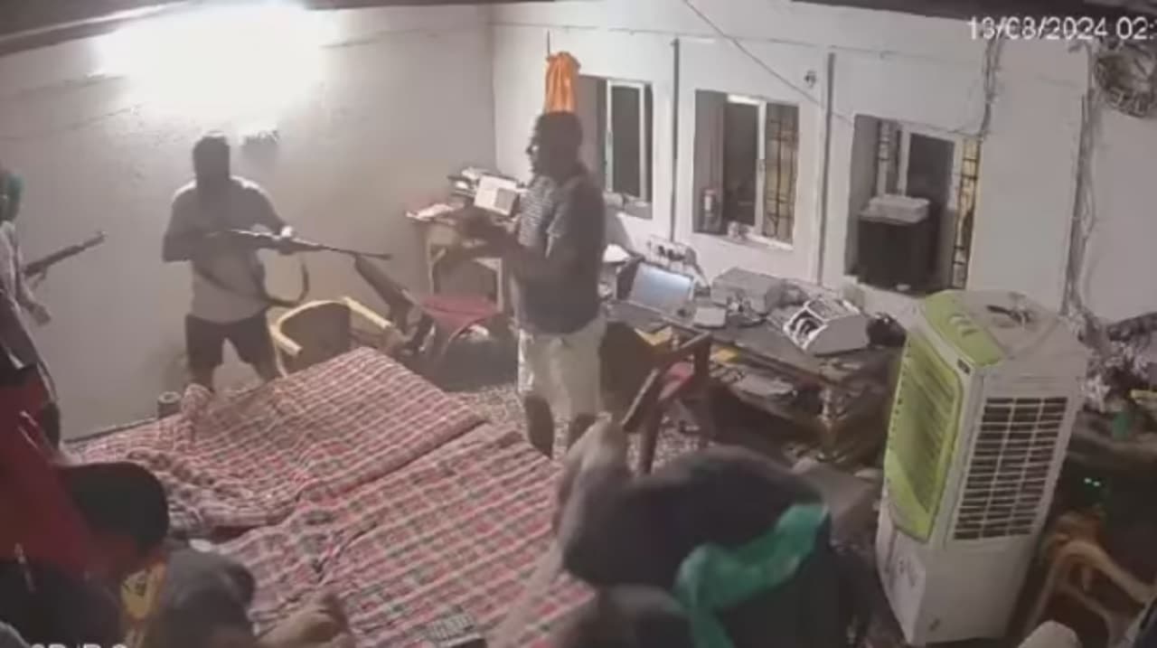 Robbery in Arrah: बिहार के भोजपुर में बालू चालान ऑफिस में लूटपाट, दो कर्मियों को मारी गोली