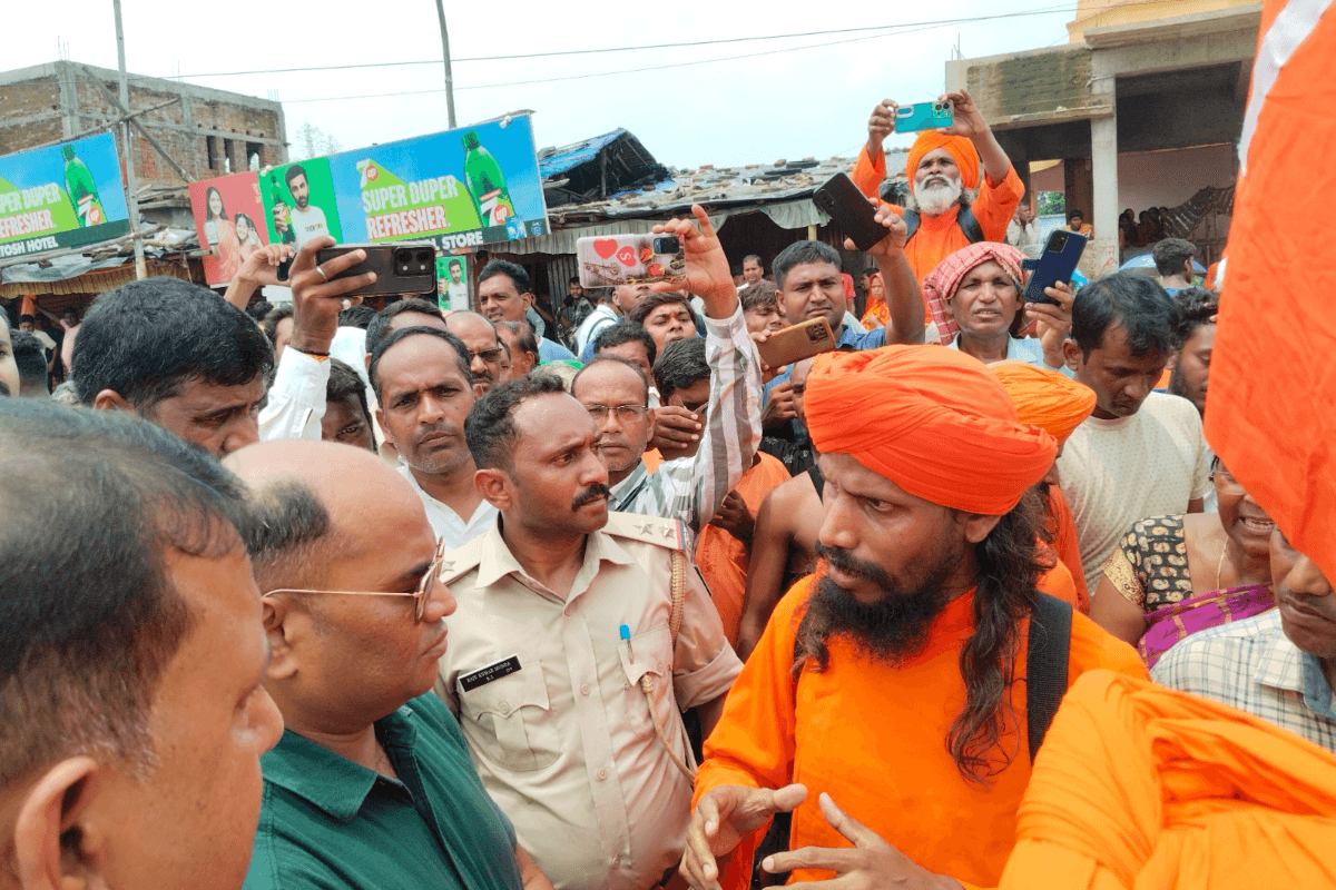 Bokaro News: आनंदमार्गियों ने किया सड़क जाम, घंटो जाम में फंसे रहे वाहन, प्रशासन के पहुंचने पर शांत हुआ मामला