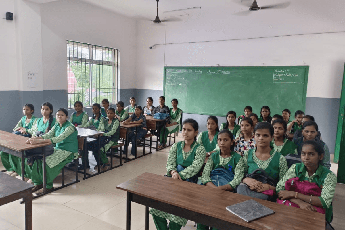 Prabhat Khabar Impact: CM हेमंत सोरेन ने लिया संज्ञान, उत्कृष्ट विद्यालय को 24 घंटे में उपलब्ध कराया गया बेंच-डेस्क