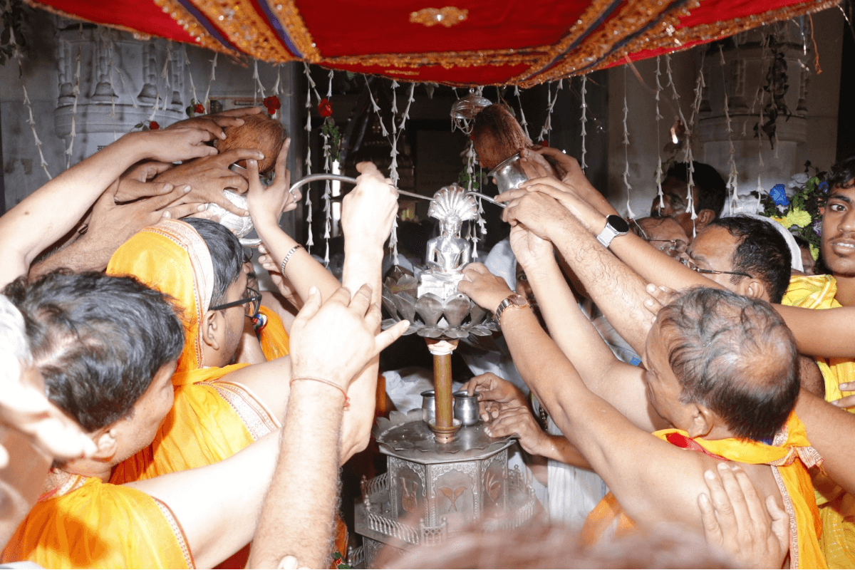 भगवान पार्श्वनाथ के मोक्ष कल्याणक महोत्सव में उमड़े श्रद्धालु, पारसनाथ पर्वत के स्वर्णभद्र टोंक पर श्रद्धालुओं ने चढ़ाया निर्वाण लाडू