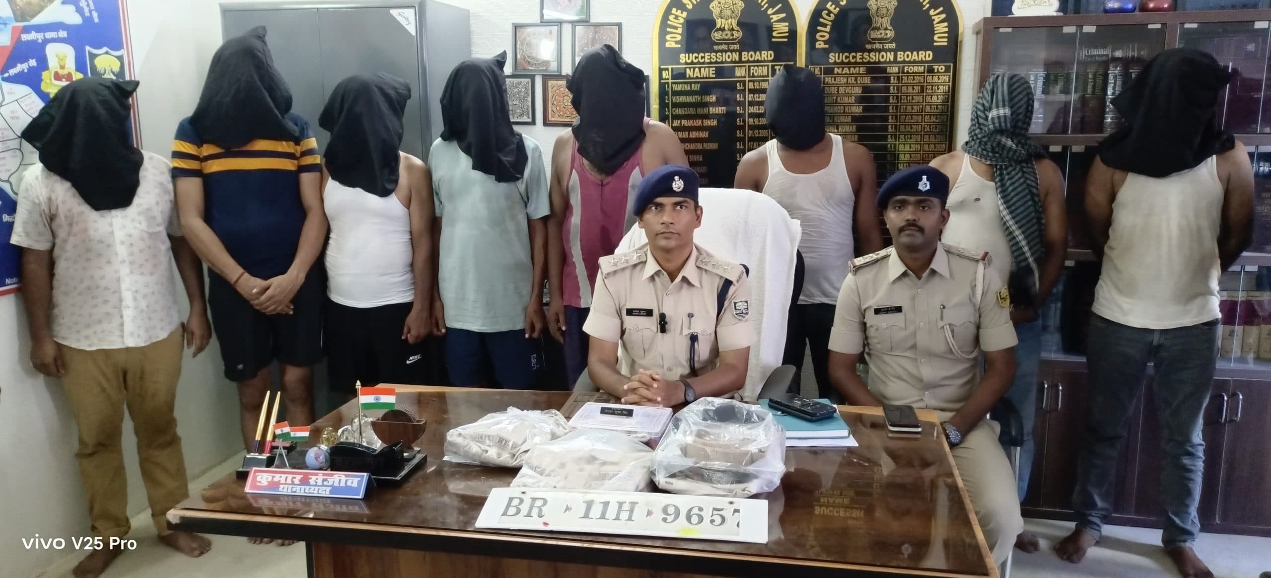 पुलिस बनकर आमलोगों से धोखाधड़ी करने वाले संगठित गिरोह का भंडाफोड़, आठ गिरफ्तार