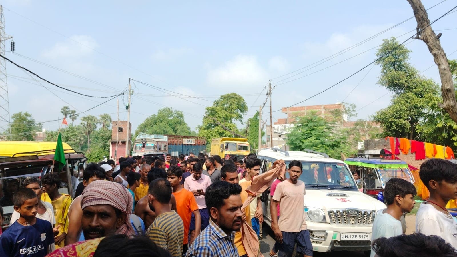 अनियमित बिजली आपूर्ति के विरोध में ग्रामीणों ने जाम की सड़क