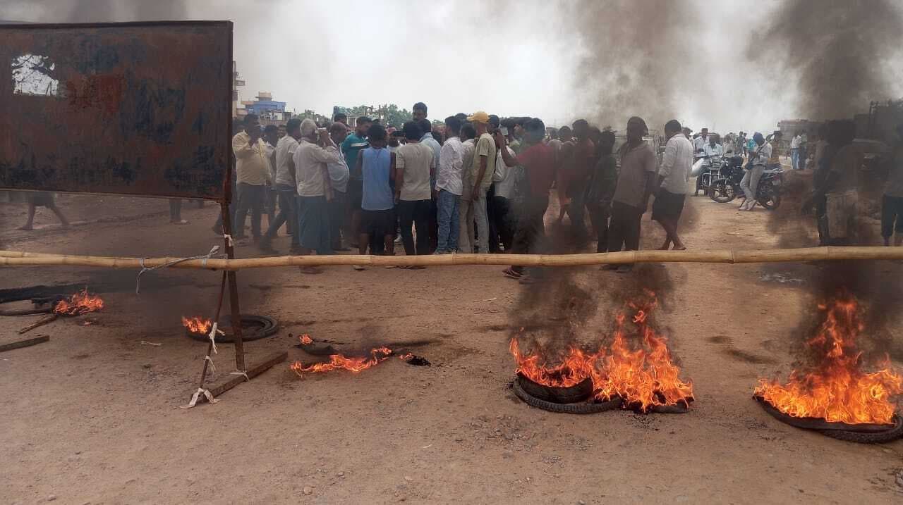 पुनपुन में तीन दिनों से बिजली गुल, ग्रामीणों ने जाम की सड़क