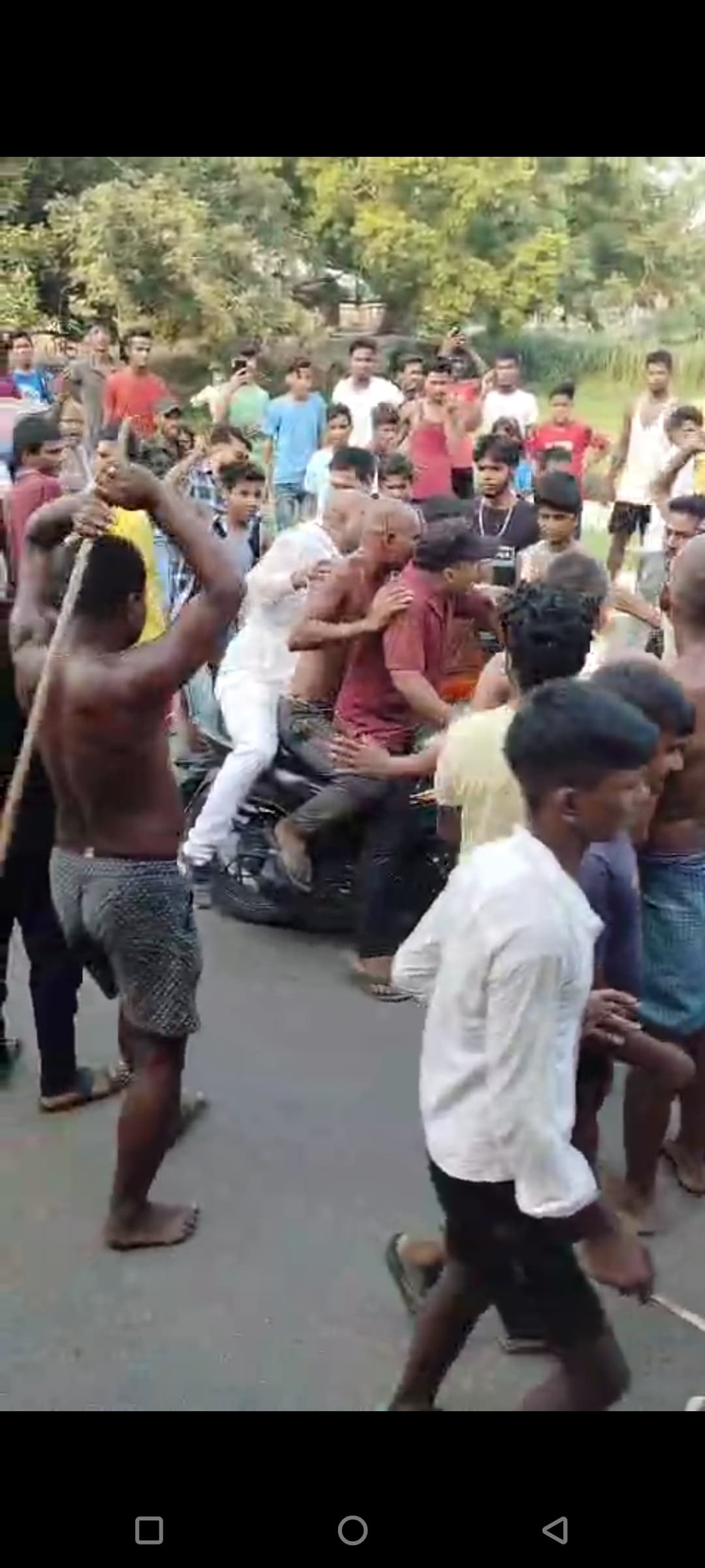 लोटा चोरी करने का आरोप लगा युवक को भीड़ ने पीटा