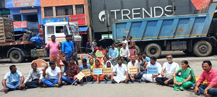 बेरमो को जिला बनाने की मांग को लेकर गोमिया में सात घंटे चक्का जाम