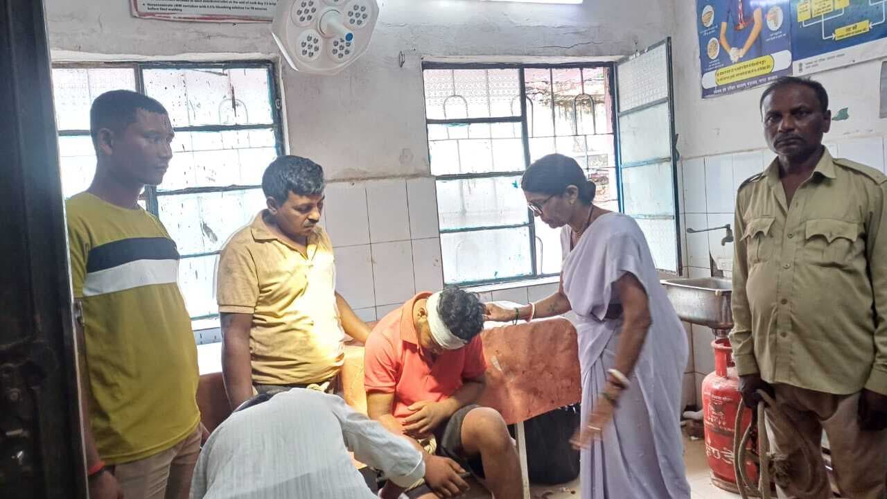 बकरी चोरी के आरोप में बंधक लोगों को मुक्त कर पुलिस ने लिया हिरासत में, रात भर ग्रामीणों को समझाने में लगी रही पुलिस