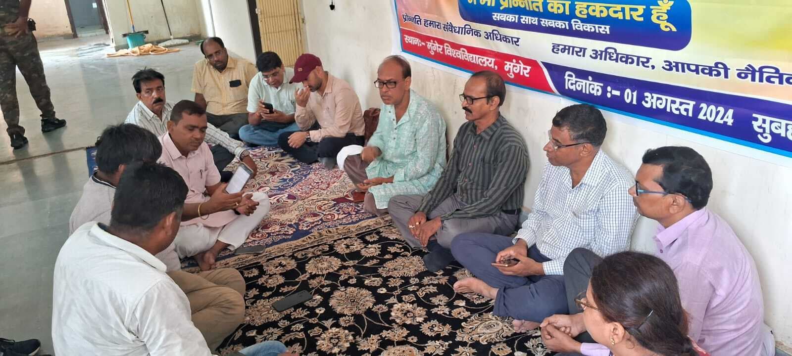 अनशन पर बैठे अर्थशास्त्र व राजनीति विज्ञान के शिक्षकों से विधायक ने की बात, कुलपति से भी किया मुलाकात