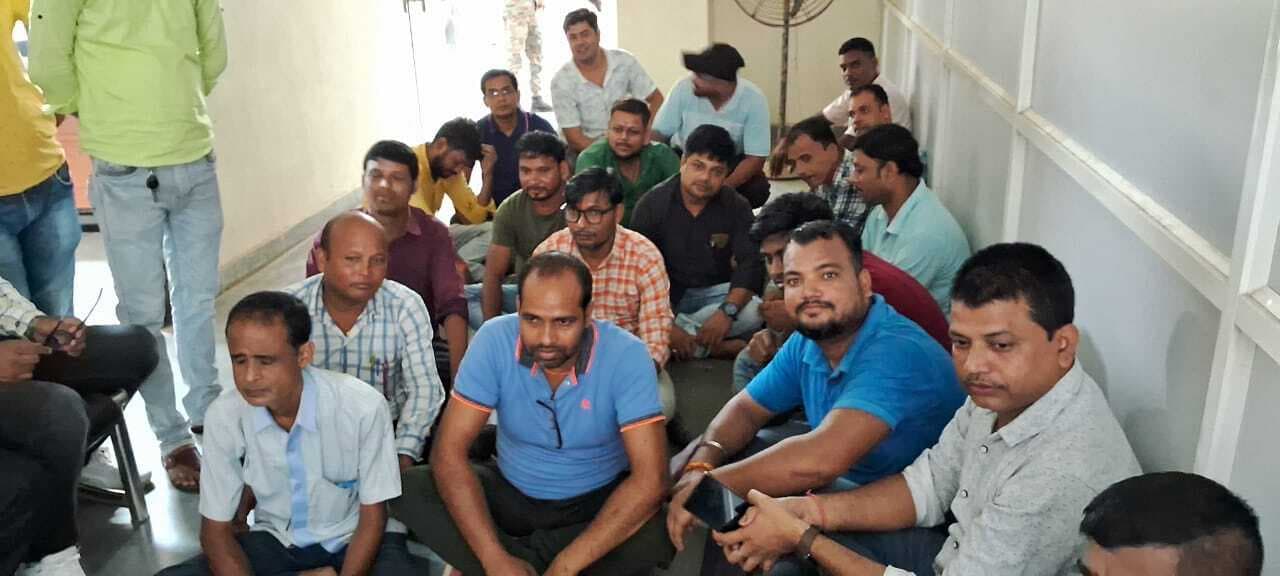 कुलपति कार्यालय के समक्ष एमयू के आउटसोर्सिंग कर्मियों ने दिया धरना