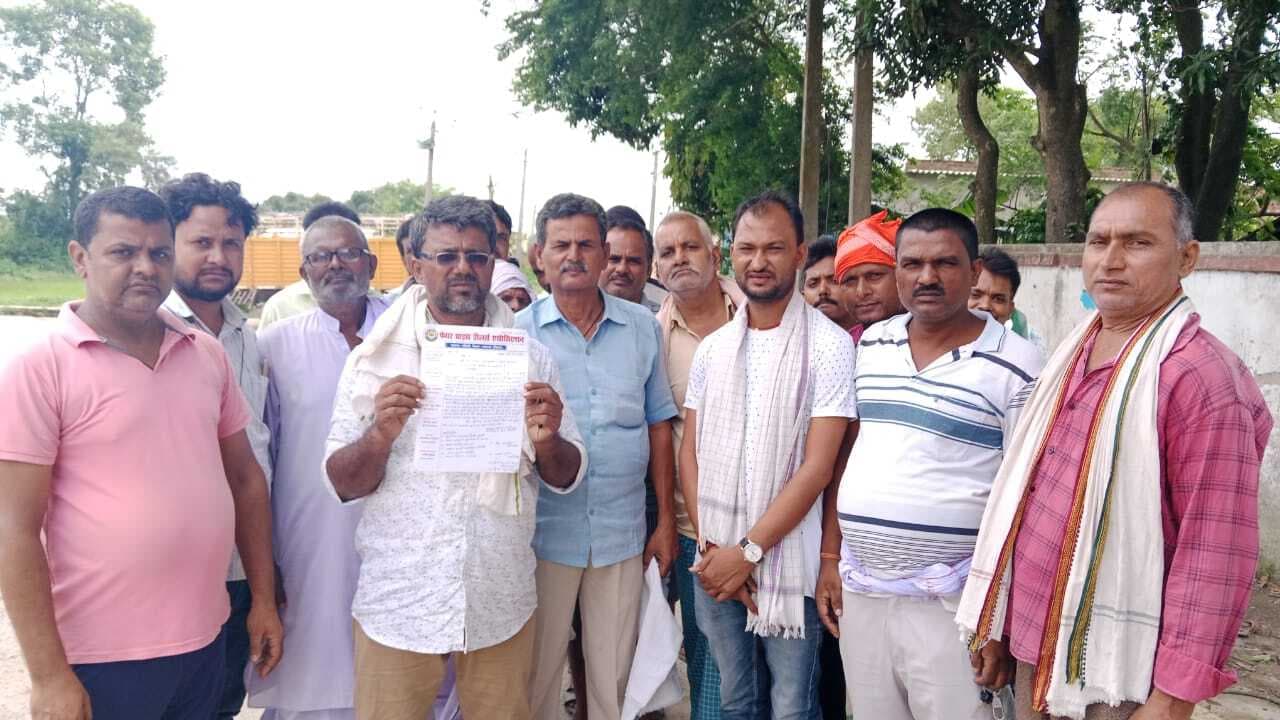 डीलर संघ ने अवैध वसूली व मनमानी के खिलाफ किया प्रदर्शन