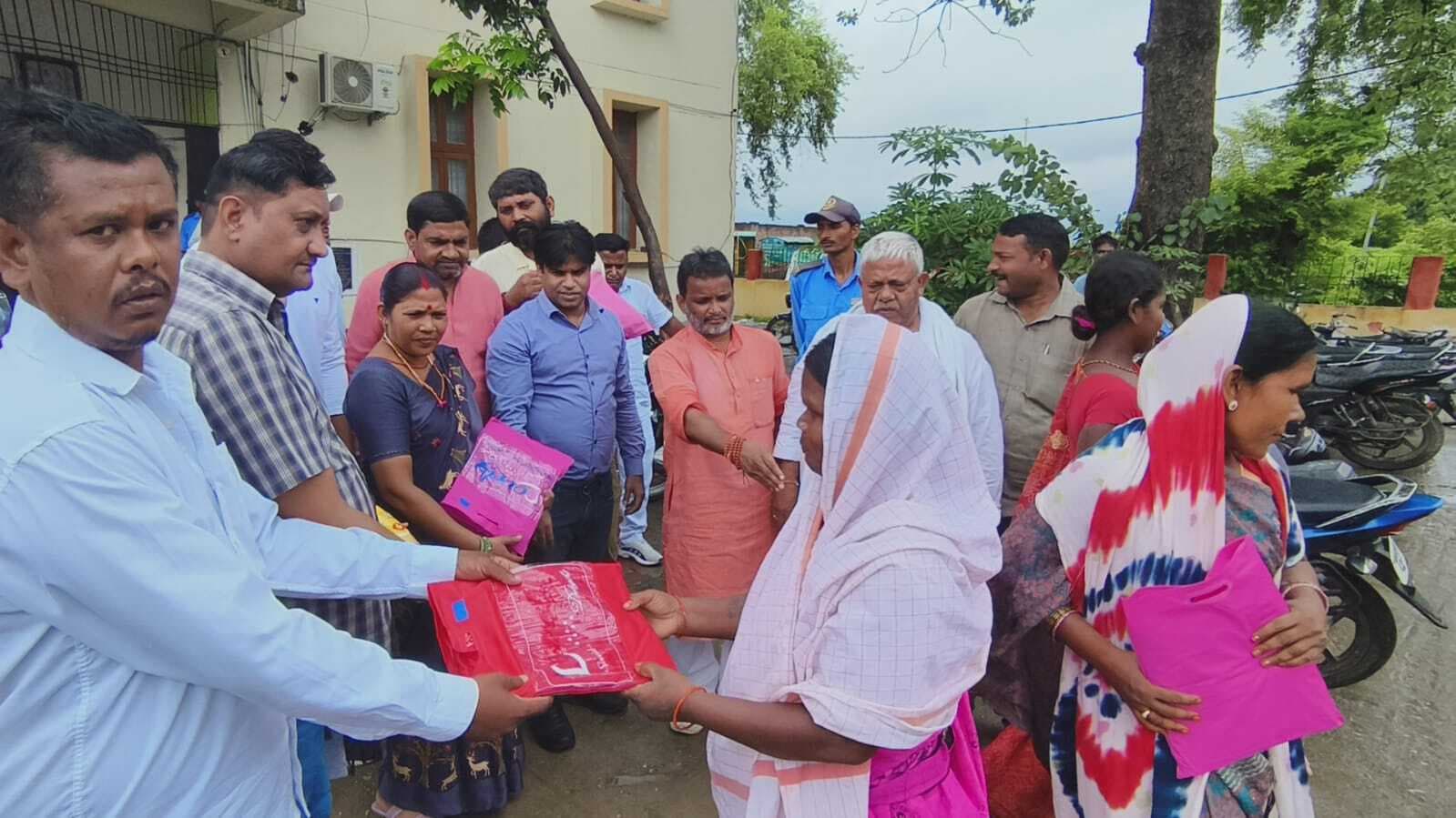 बोधगया में सफाईकर्मियों को दिये गये रेनकोट