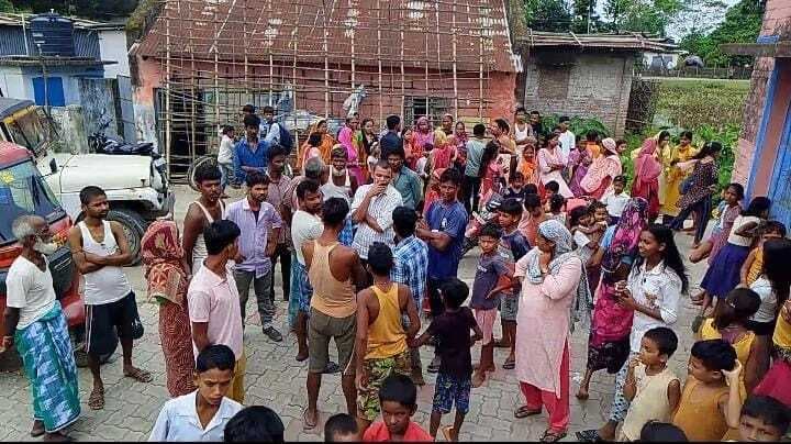 उमिव जामुनीगुड़ी में मिड डे मील में बच्चों को खराब अंडा दिये जाने पर ग्रामीणों ने किया हंगामा