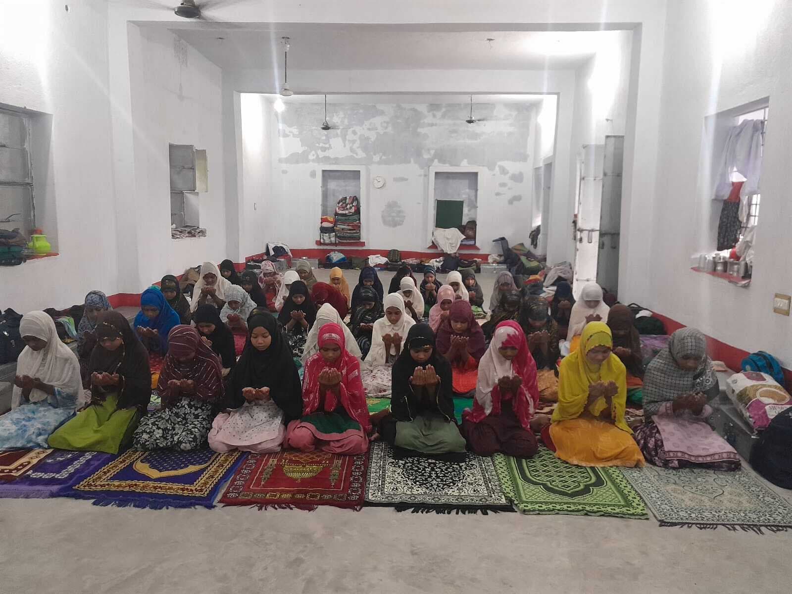 मंत्री डॉ इरफान की मां के निधन पर की गयी कुरआन खानी