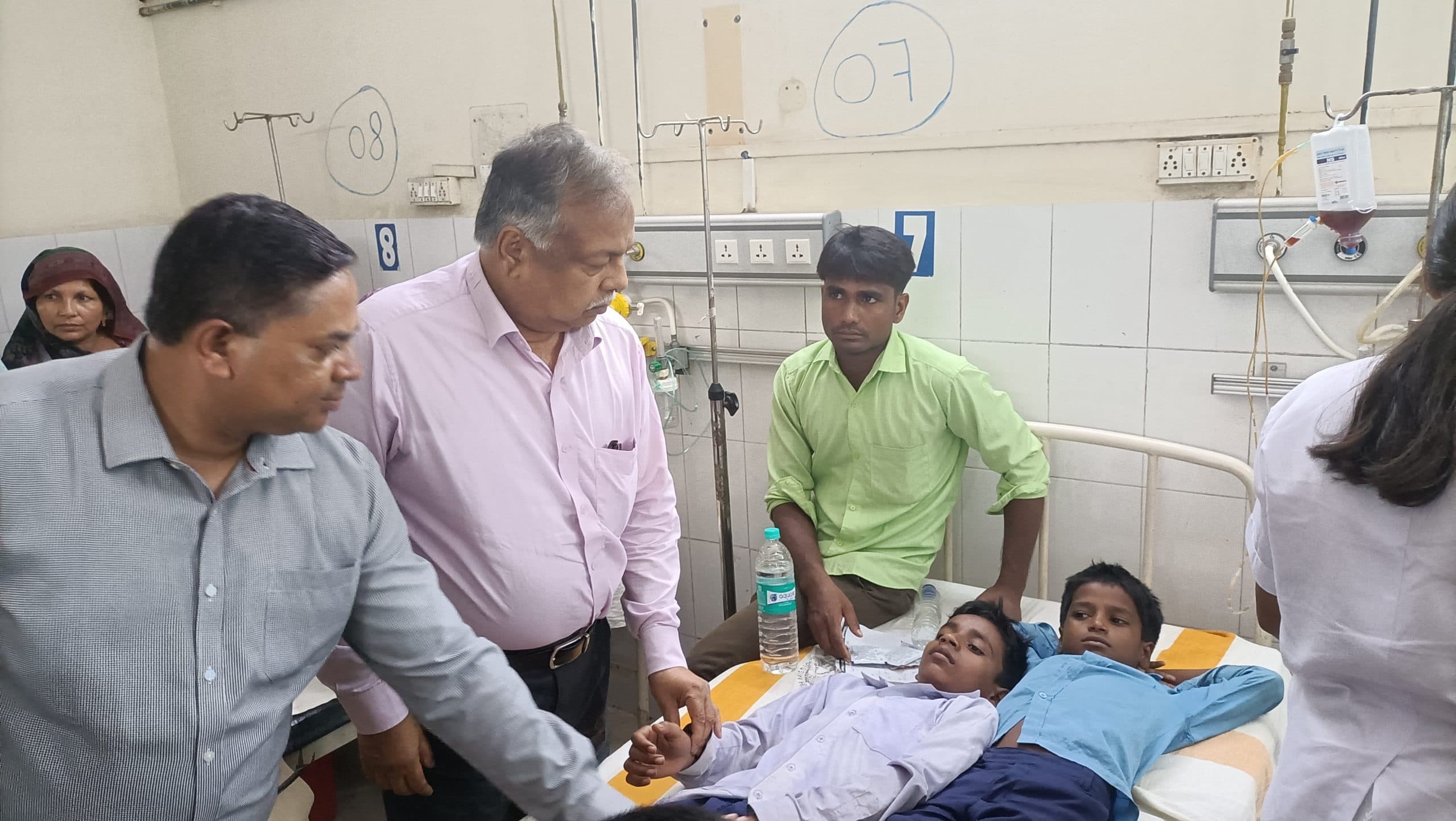 Students fell ill after eating mid day meal: यूएमएस मड़वा टोली में मध्याह्न भोजन खाने के 59 बच्चों की बिगड़ी तबीयत, सदर अस्पताल में कराया गया भरती