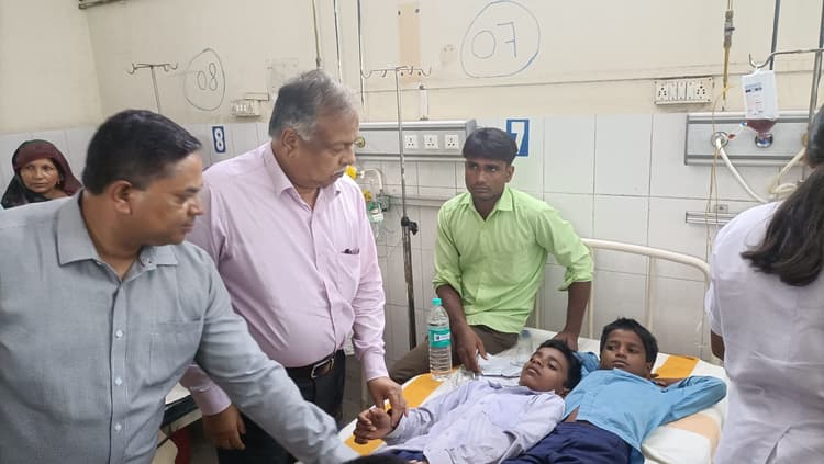 Students fell ill after eating mid day meal: यूएमएस मड़वा टोली में मध्याह्न भोजन खाने के 59 बच्चों की बिगड़ी तबीयत, सदर अस्पताल में कराया गया भरती
