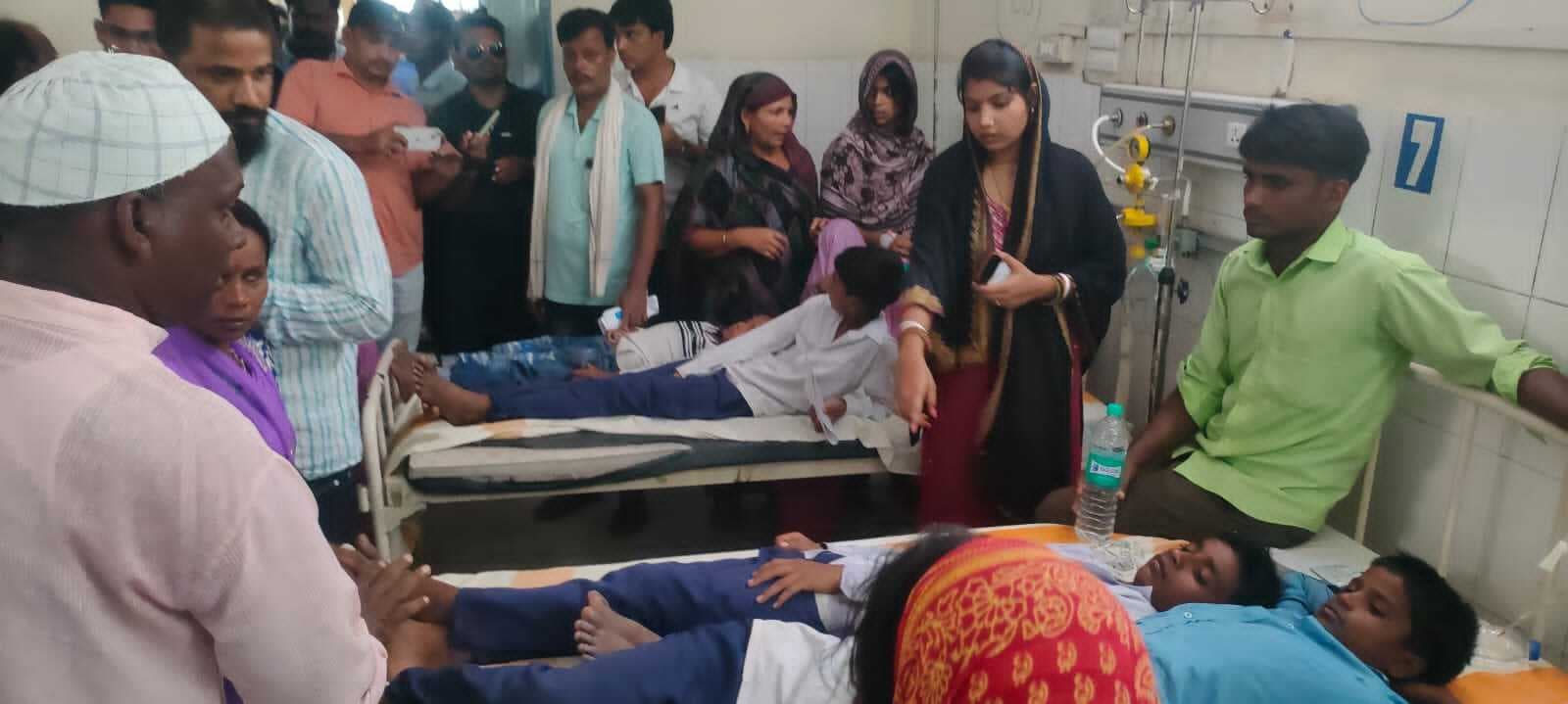 मिड डे मील खाने से बीमार बच्चों से मिले कांग्रेस जिलाध्यक्ष