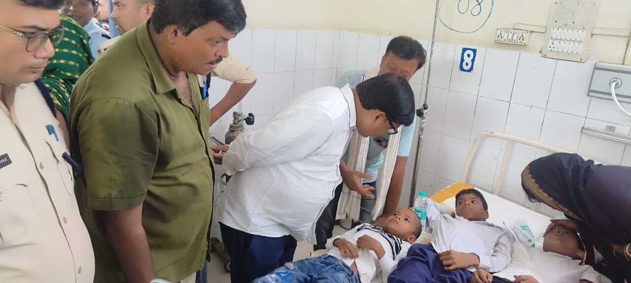 सदर अस्पताल में बीमार बच्चों से मिले जदयू के पूर्व विधायक मुजाहिद