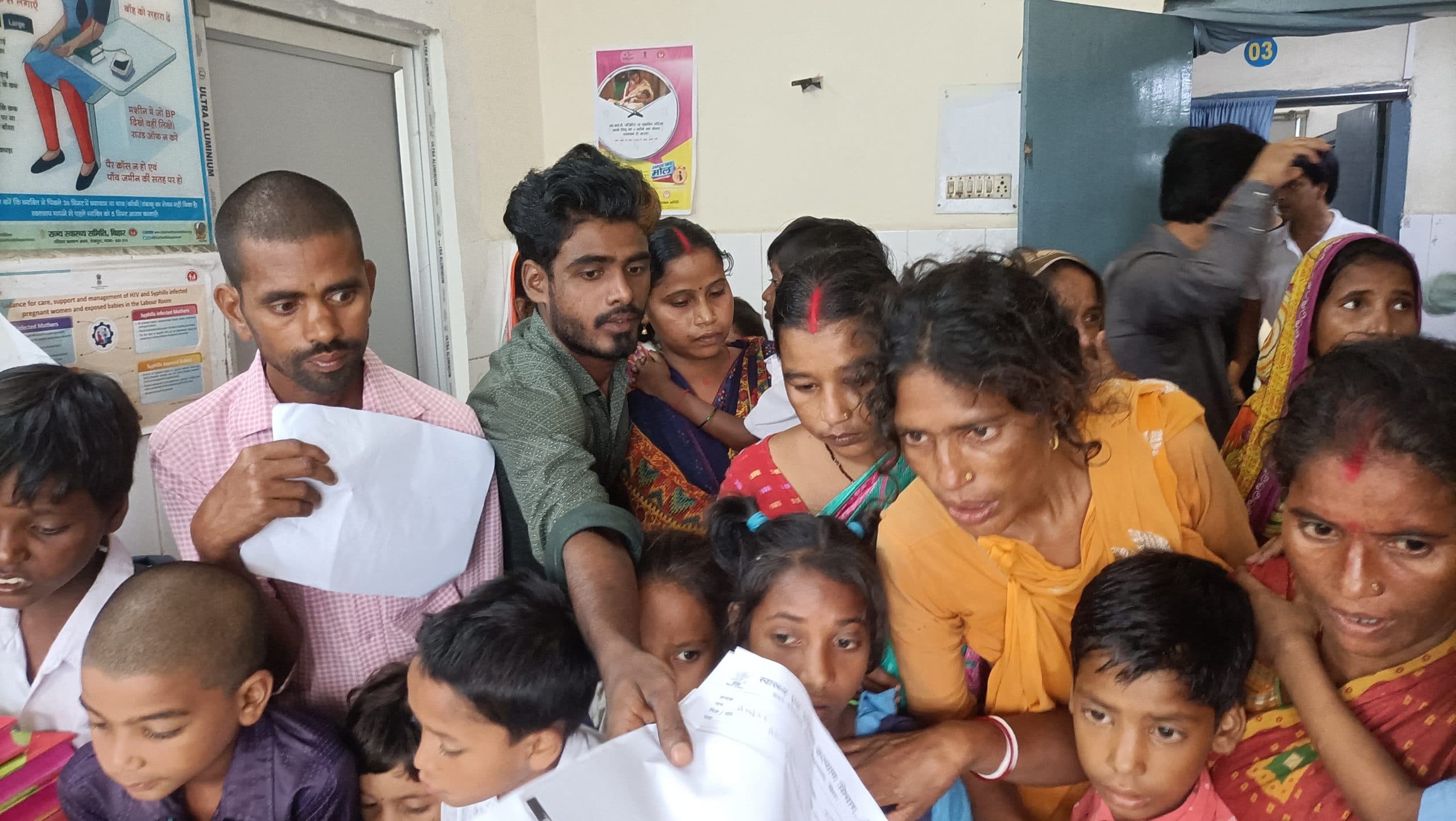 सदर अस्पताल के काउंटर पर परची कटाने उमड़ी अभिभावकों की भीड़