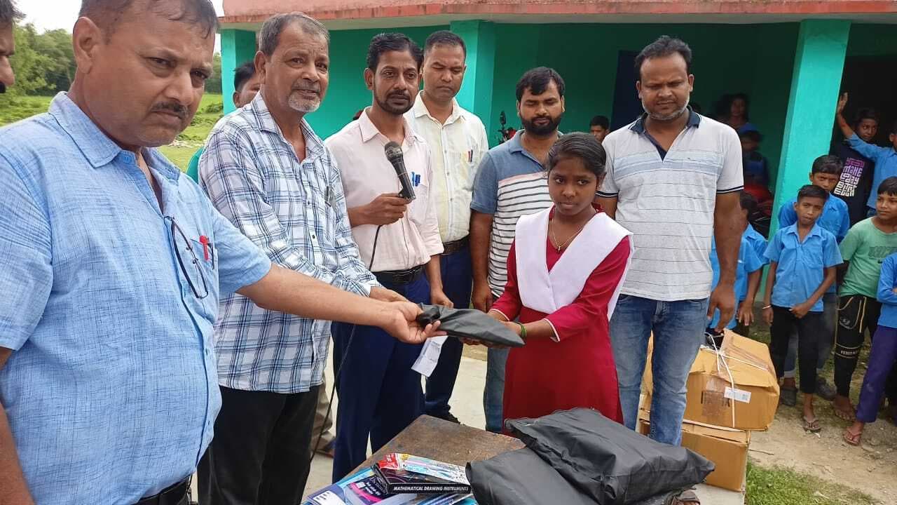 छात्र-छात्राओं के बीच एफएलएन किट वितरित