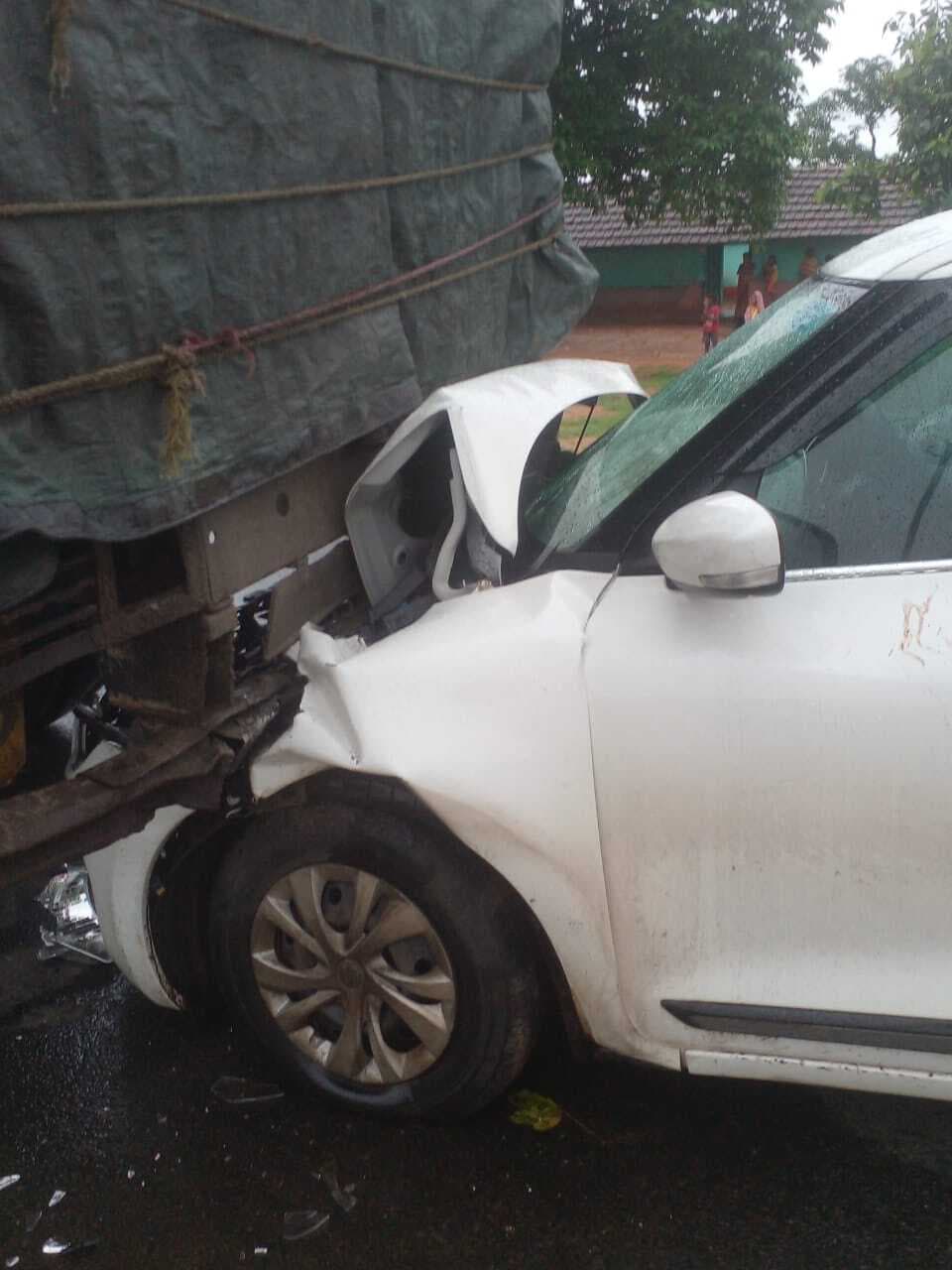 कार ने ट्रक में पीछे से मारा धक्का, बाल-बाल बचे लोग