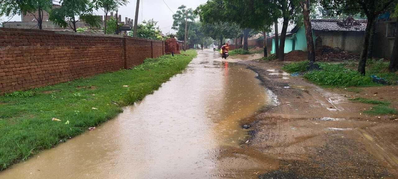 मुख्य सड़क पर जल जमाव से लोगों की बढ़ी परेशानी