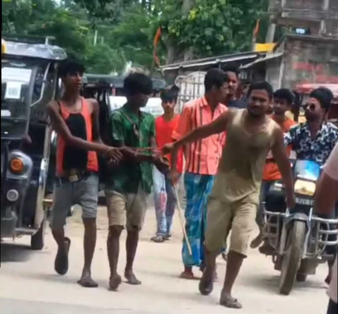 दुकान में चोरी करते रंगेहाथ दो युवकों को लोगों ने धर दबोचा, किया पुलिस के हवाले