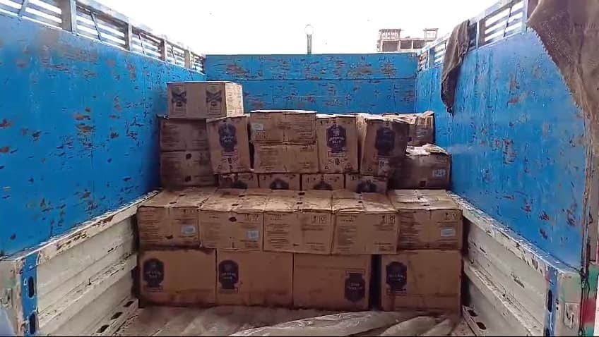 मधुमक्खी के बॉक्स में छुपा कर ले जा रहे थे शराब, पुलिस ने पकड़ा