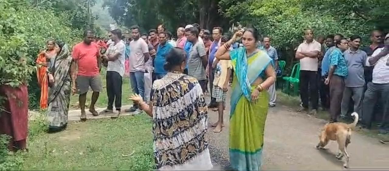 मुंबई-हावड़ा मेल हादसा : शव पहुंचते ही रेलवे कॉलोनी और मालगोदाम में मचा हाहाकार, हर आंख हुई नम