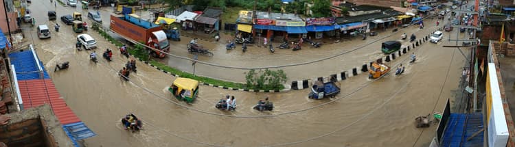 Ranchi news : राजधानी में हुई 45 मिमी बारिश, कई घरों व दुकानों में घुसा पानी, सड़कें बनीं तालाब