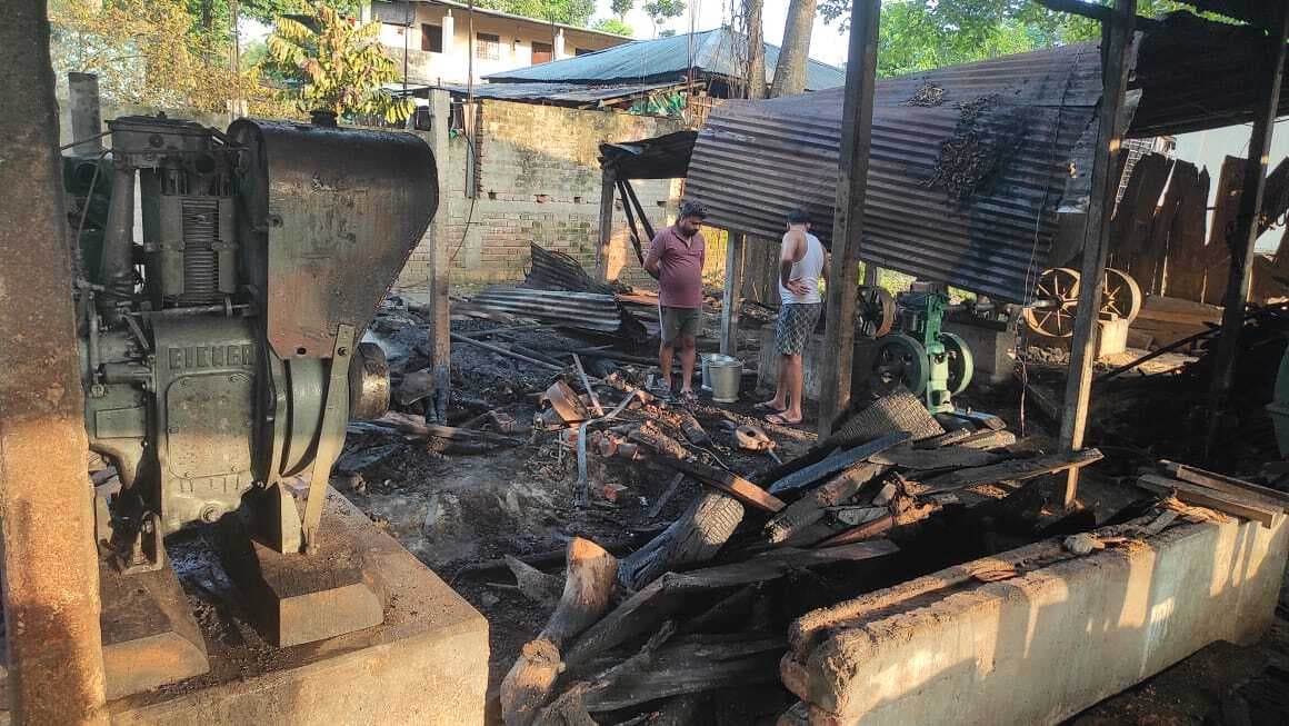 ठनका गिरने से आरा मील में लगी आग, करीब पांच लाख की संपत्ति का हुआ नुकसान