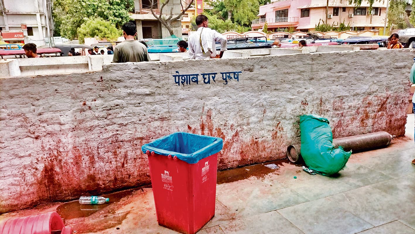 प्लेटफॉर्म पर जहां-तहां फैली गंदगी, बदबू से भी परेशान यात्री