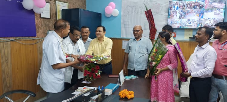 कार्यालय पहुंचने पर अधीक्षक का डॉक्टरों व कर्मचारियों ने किया स्वागत