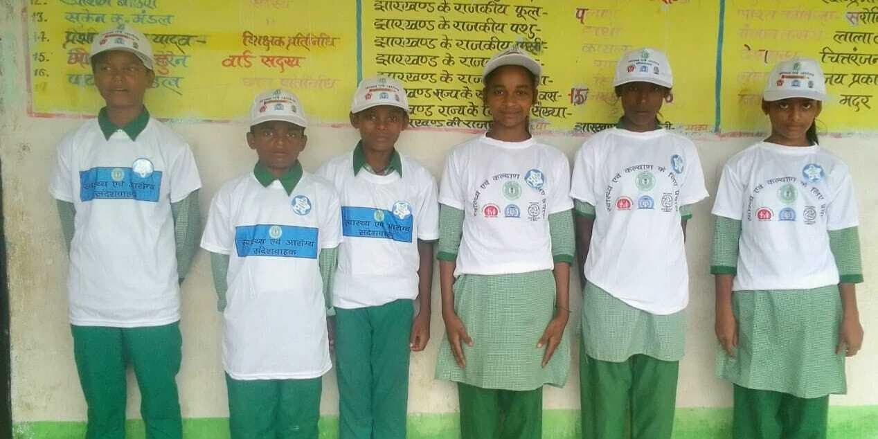 स्वास्थ्य, शिक्षा को बढ़ावा देने के छात्रों को दिया गया टी-शर्ट