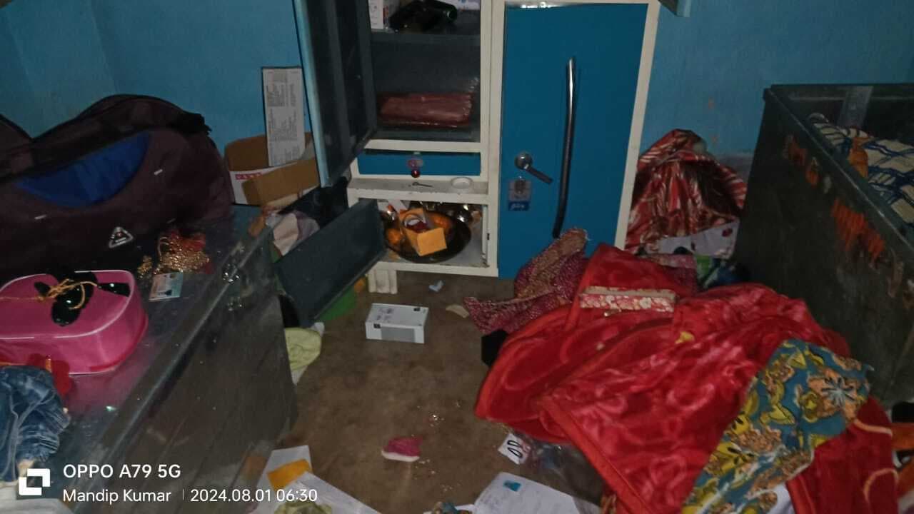 साइबर पुलिस बनकर पहुंचे एक दर्जन अपराधी, पिस्तौल की नोक पर लाखों की लूटपाट