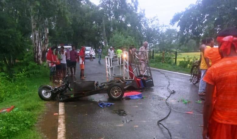 मिनी हाइवा ने ई-रिक्शा में मारी टक्कर, चालक घायल, स्थिति गंभीर