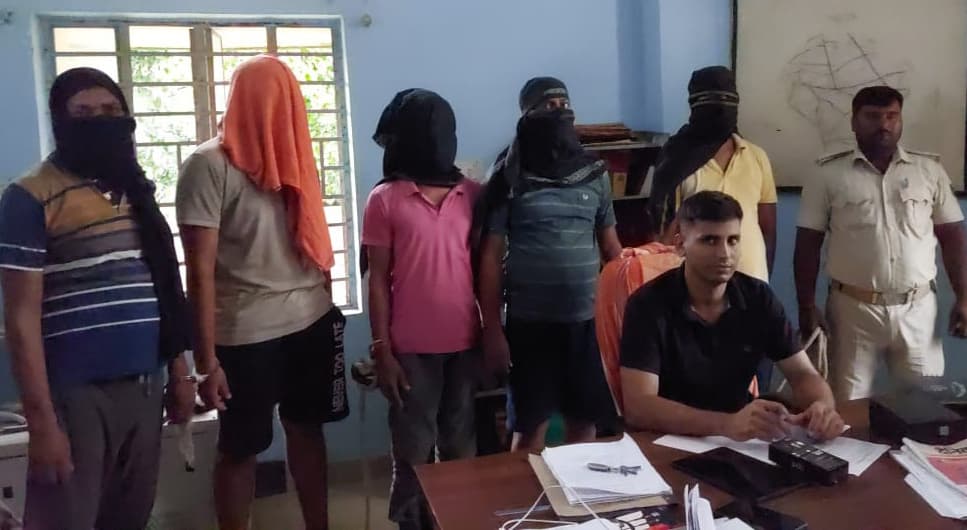 कफ सिरप तस्कर के घर पुलिस ने की छापेमारी