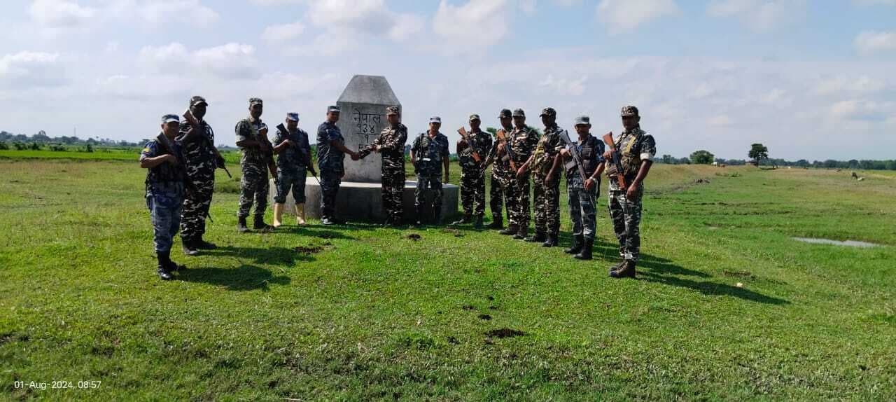 एसएसबी व एपीएफ ने भारत-नेपाल सीमा पर की संयुक्त् गश्त