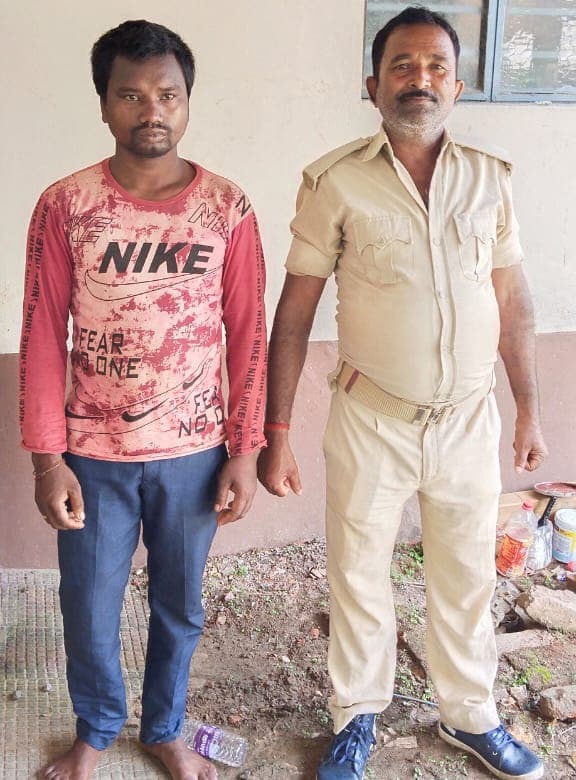 10 लीटर शराब के साथ तस्कर गिरफ्तार