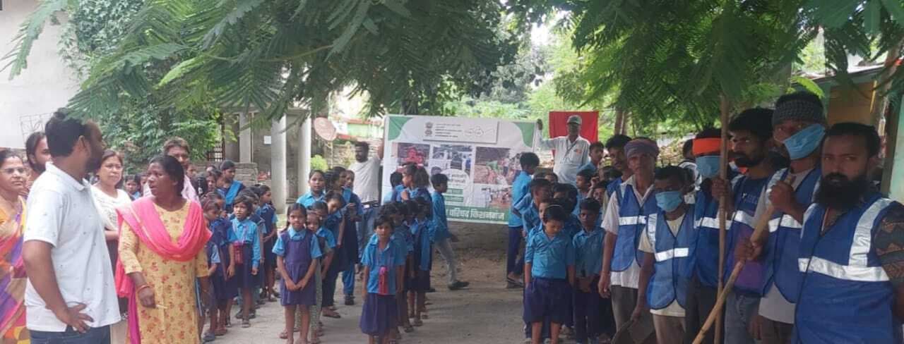 नप कर्मियों ने स्कूली बच्चों को स्वच्छता के प्रति किया जागरूक