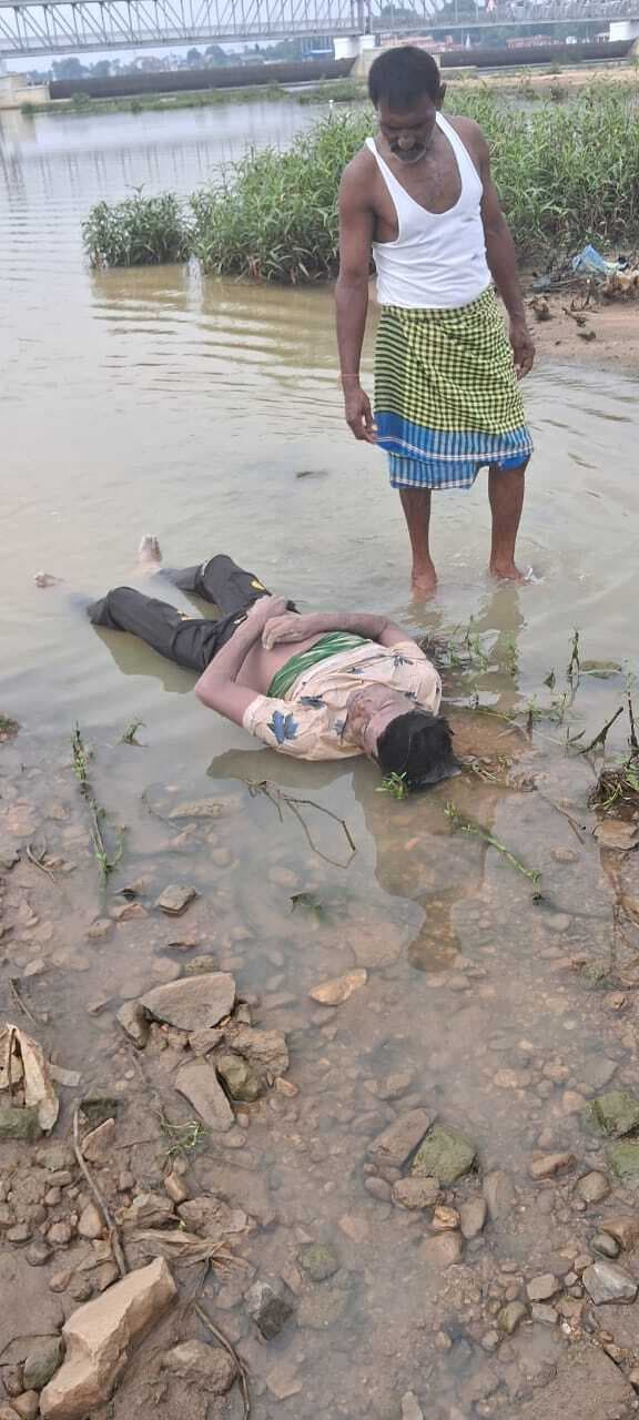 पत्नी से बात करते करते रबर डैम में गिरा, शव बरामद