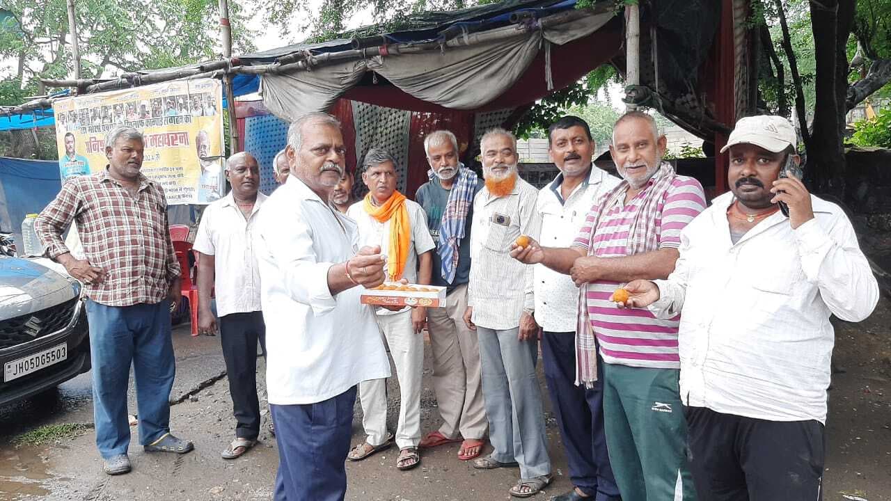 विधानसभा में मामला उठने पर कन्वाइ चालकों ने बांटी मिठाई, शहर आने पर सरयू का करेंगे अभिनंदन