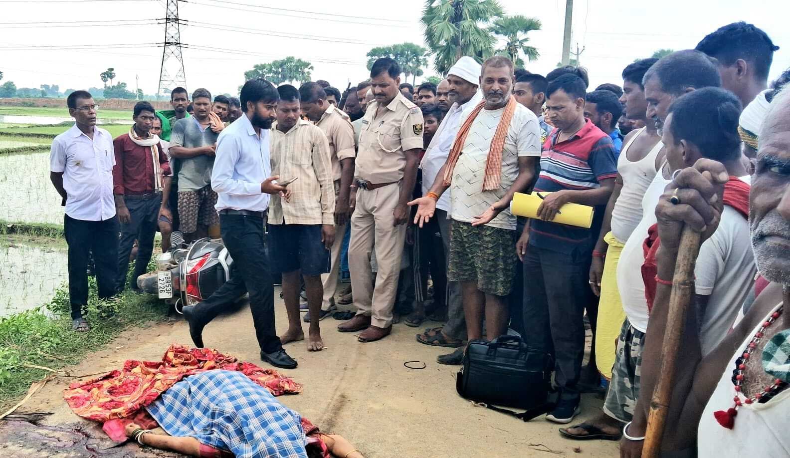 दूध लोड वाहन के धक्के से स्कूटी सवार महिला की मौत, पति घायल