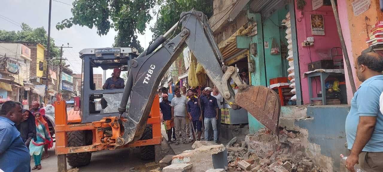 जेसीबी से सड़क व फुटपाथ से हटाया अतिक्रमण, जाते ही पुन सज गयीं दुकानें