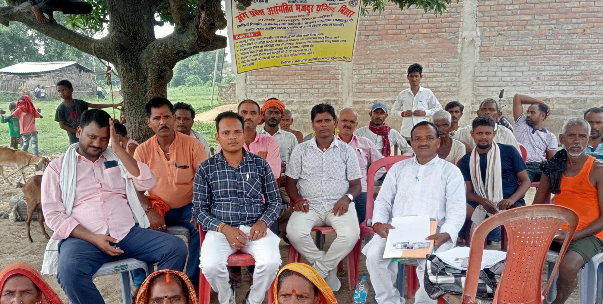 छोट किसानों को सस्ती दर पर खाद व बीज उपलब्ध हो