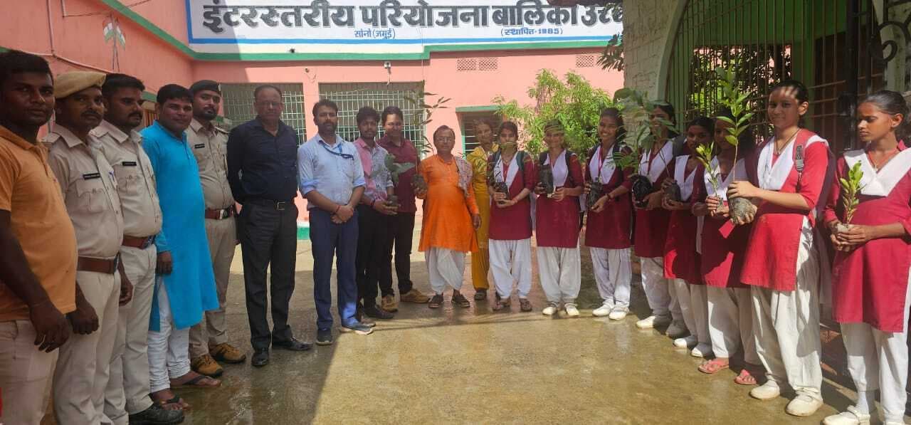 पर्यावरण संतुलन के लिए पौधरोपण आवश्यक: वनपाल