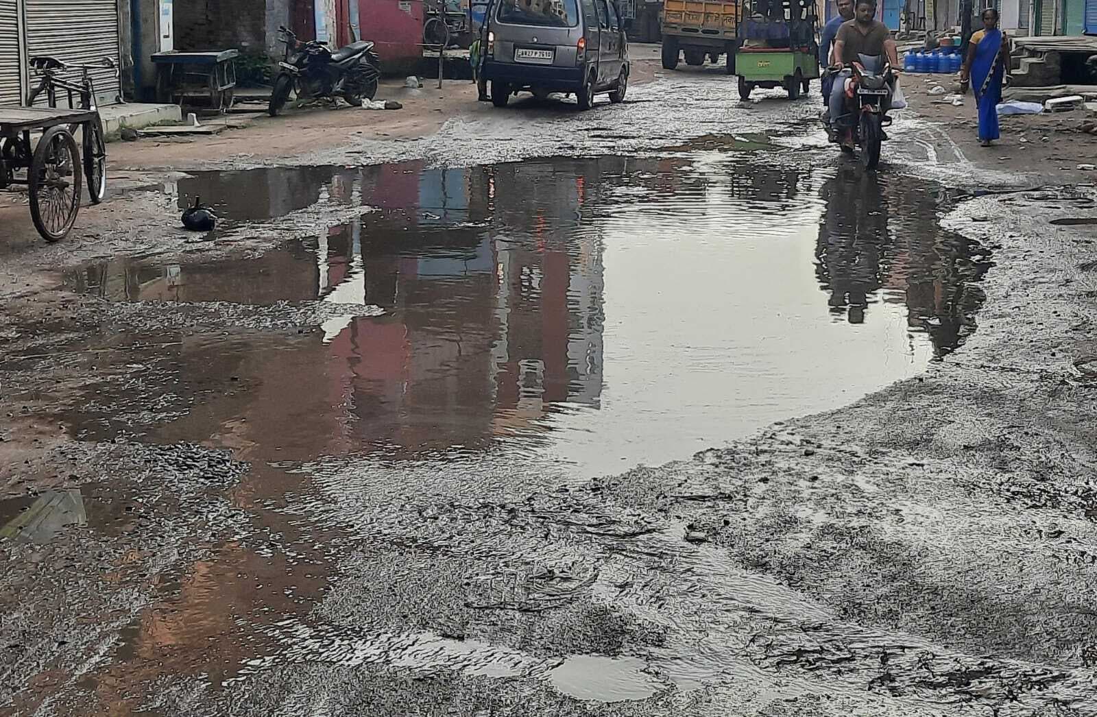 Nawada News : झमाझम बारिश से सड़कों पर लगा पानी, चलना मुश्किल