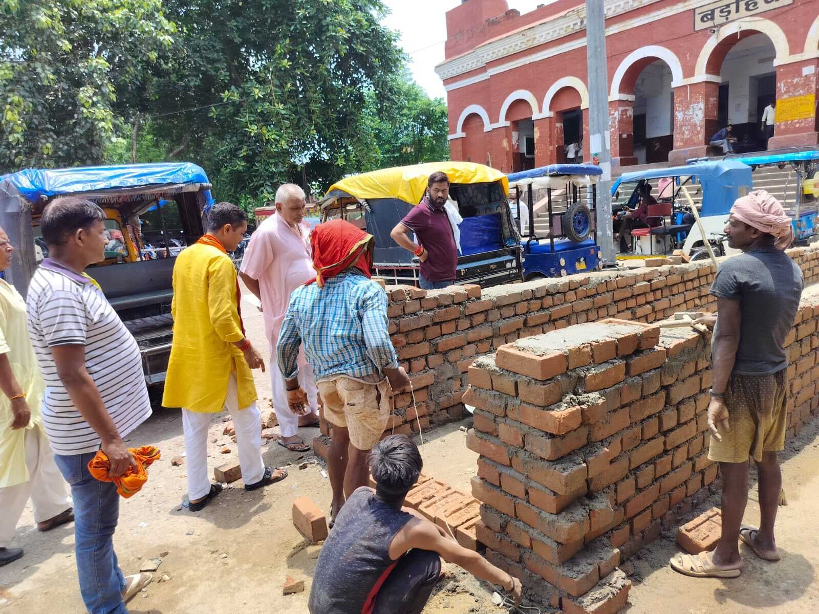 रैंप बनाकर पार्किंग को छोटा किये जाने का शुरू हुआ विरोध