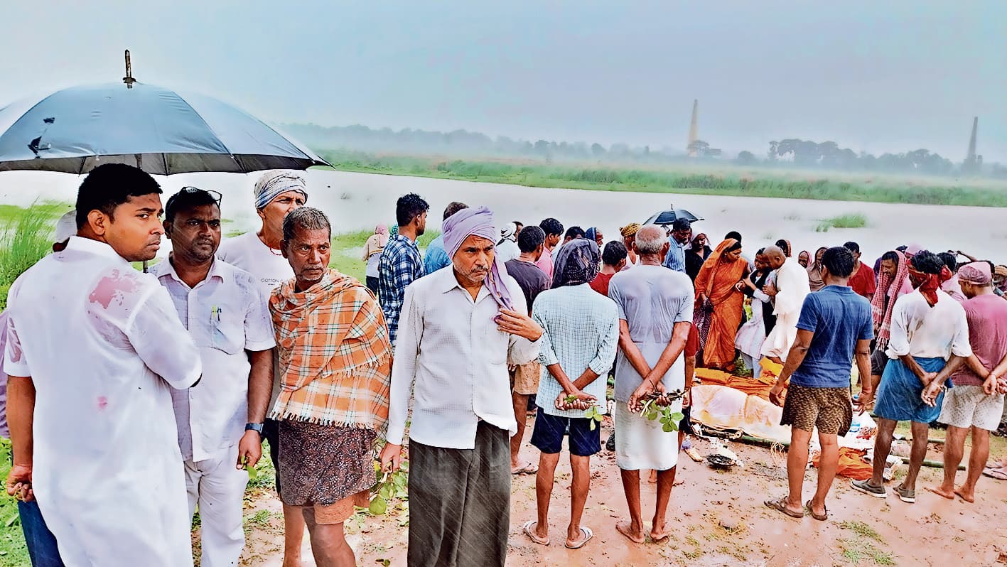 Gaya News: पनारी वज्रपात में फल्गु नदी के किनारे एक साथ जली पांच चिताएं, पूरे गाँव में पसरा सन्नाटा Gaya News: पनारी वज्रपात में फल्गु नदी के किनारे एक साथ जली पांच चिताएं, पूरे गाँव में पसरा सन्नाटा