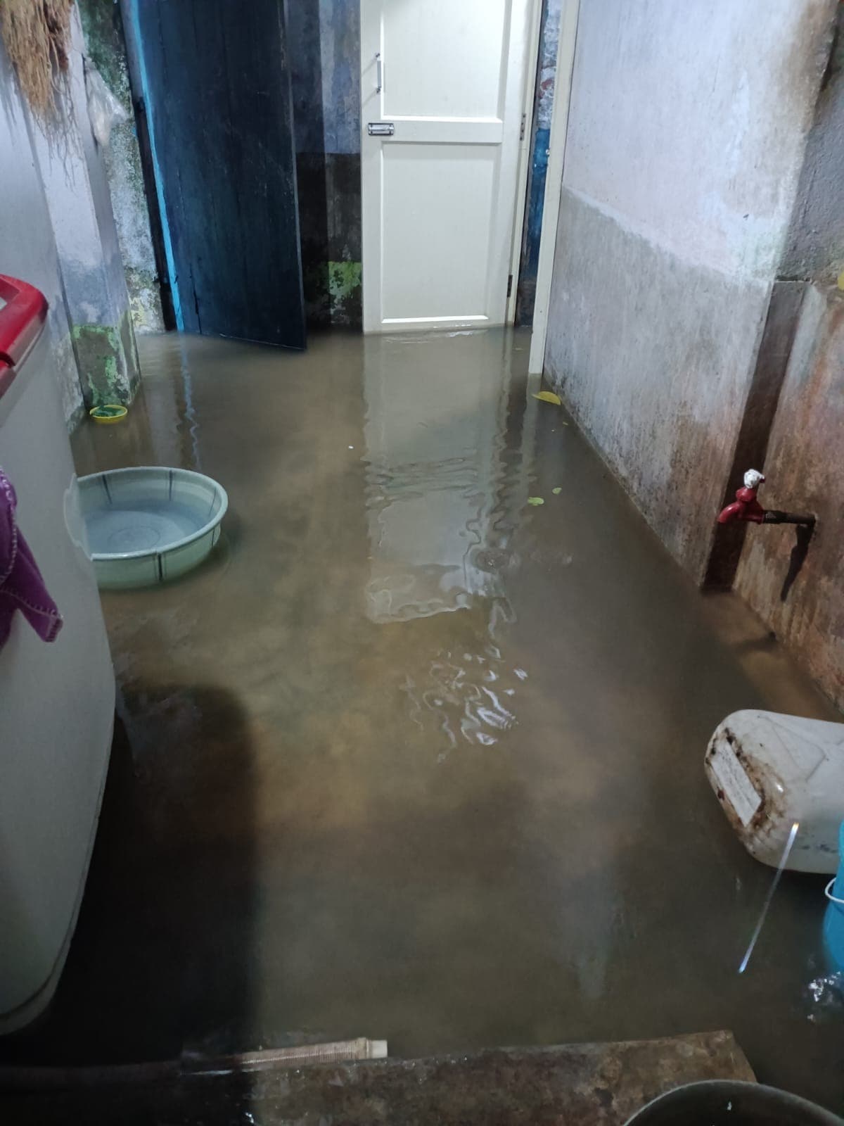 झमाझम बारिश से चिरेका के क्वार्टरों में घूसा पानी