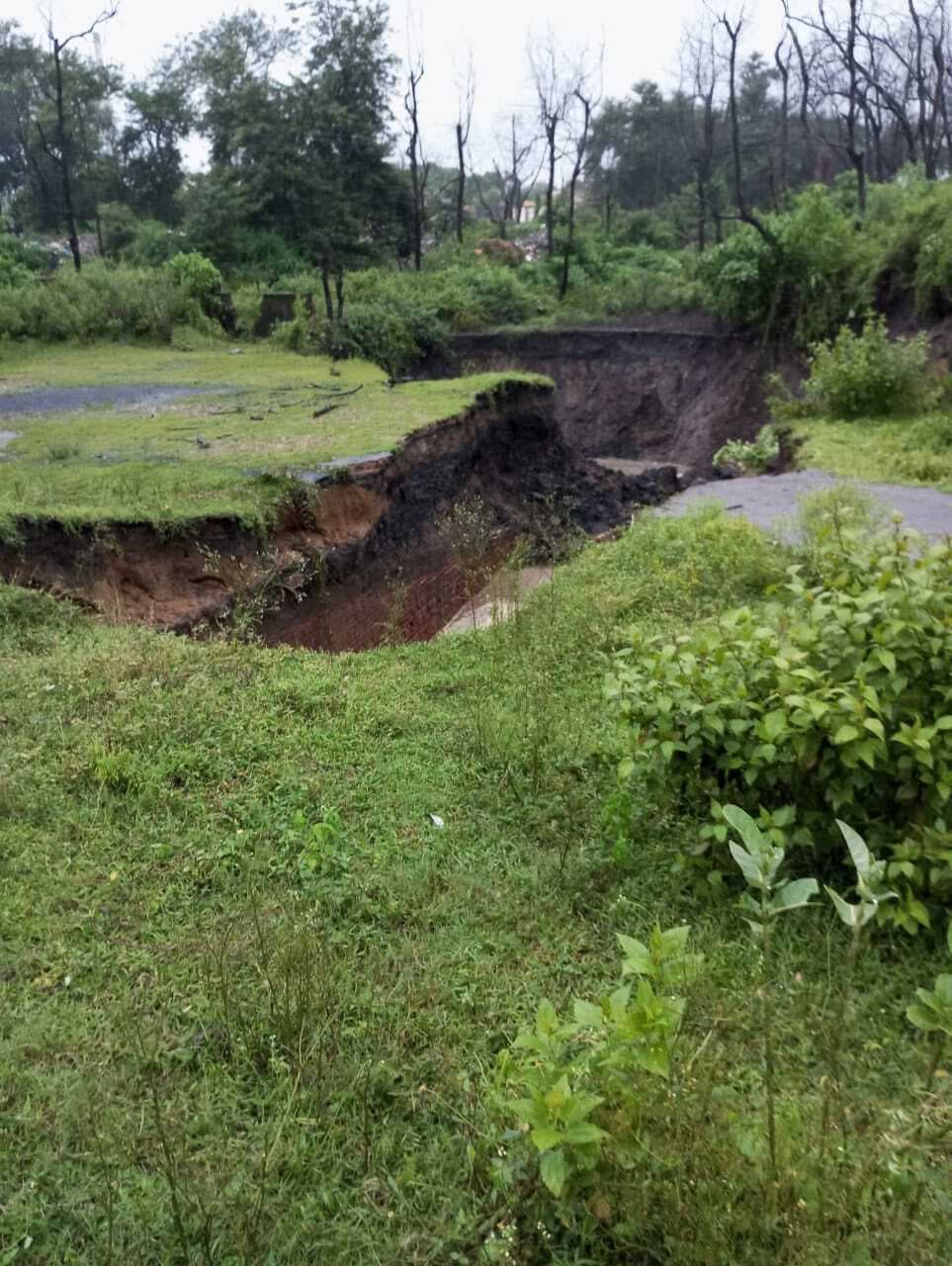 जमीन धंसी, खदान में घुसा बारिश का पानी